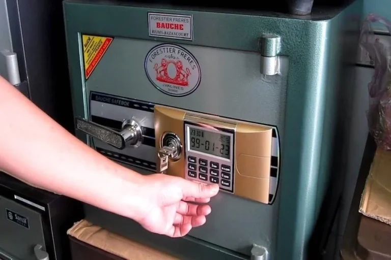 Cách mở két sắt điện tử khi quên mã, hết pin hoặc mất chìa khóa - hình 1