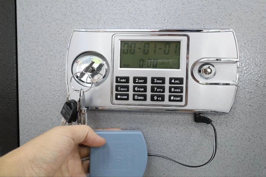 Hướng dẫn mở két sắt điện tử khi hết pin bằng cách cấp nguồn điện dự phòng