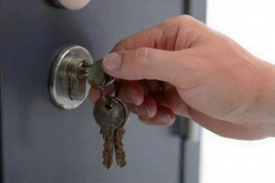 Chìa khóa bị cong, mòn hoặc không đúng loại, gây khó khăn khi mở két.