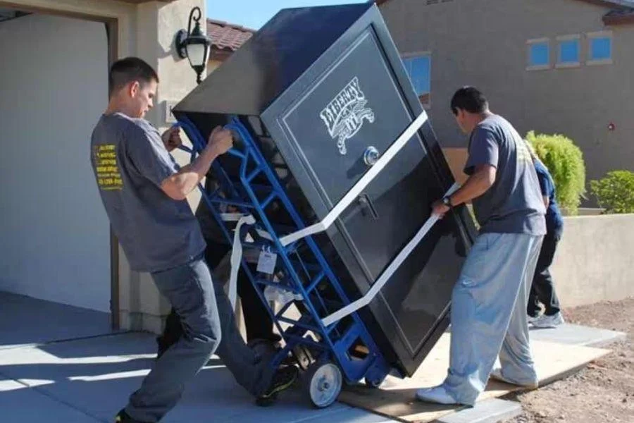 Két sắt có trọng lượng lớn cần được di chuyển bằng phương án phù hợp