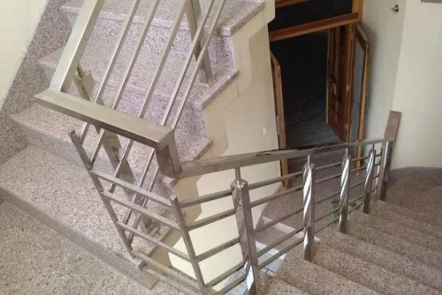 Không gian hẹp và nhiều góc cua có thể khiến việc di chuyển két trở nên khó kiểm soát