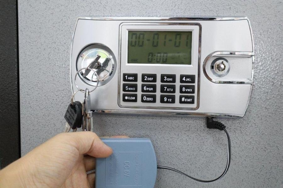 Lưu ý cần biết khi thay pin két sắt