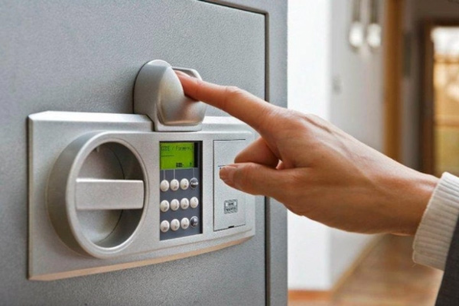 Có Nên Mua Két Sắt Vân Tay? So Sánh Với Két Vân Tay Và Khóa Truyền Thống