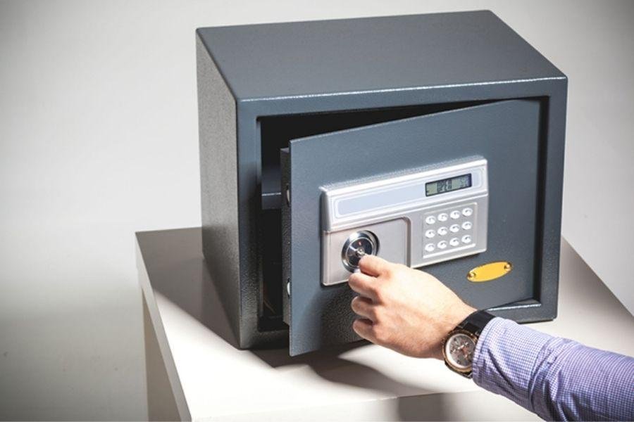 Màu két sắt phù hợp với tuổi Ất Sửu 1985