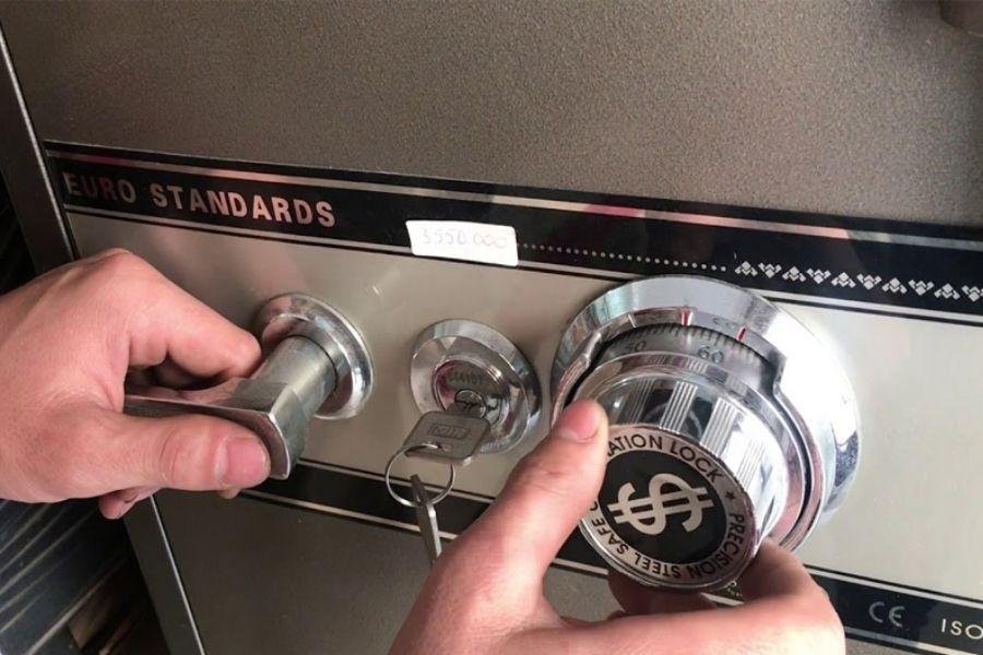 Két sắt bị lỗi khi cơ cấu khóa, cửa bị kẹt
