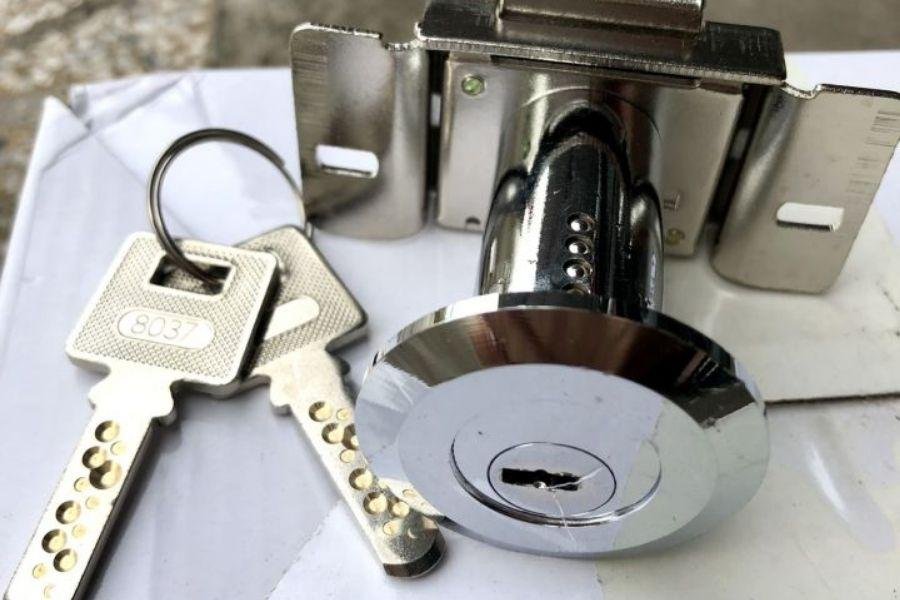 Ổ khóa chìa vi tính với thiết kế rãnh và đường cắt đặc trưng